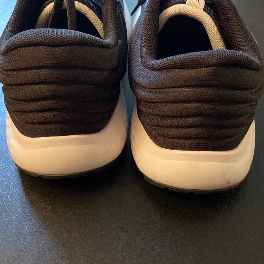New Balance women’s 520 sneakers, size US9 - Picture 3 of 8